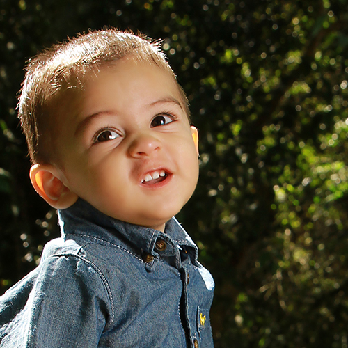 Andrey, bebé de 1 año, jugando en el Jardín Lankester