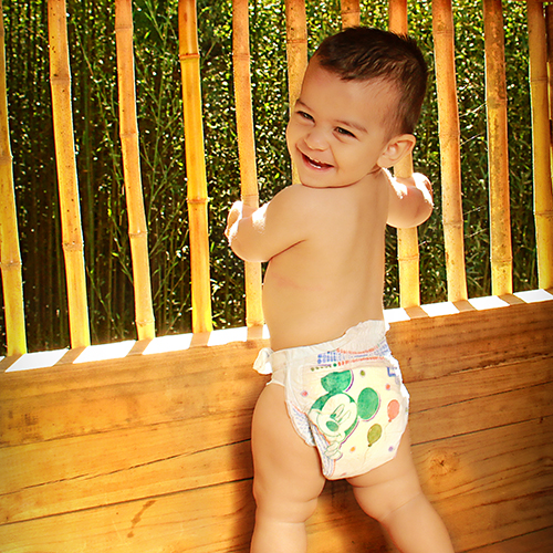 Andrey, bebé de 1 año, jugando en el Jardín Lankester