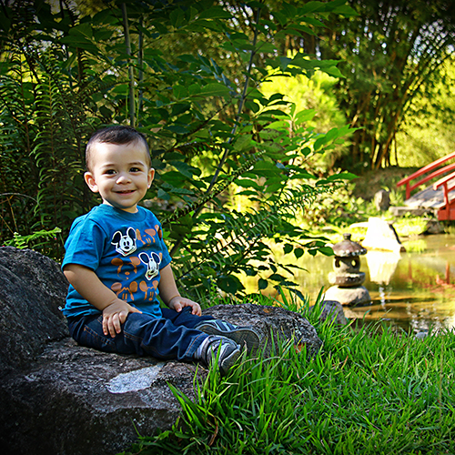Andrey, bebé de 1 año, jugando en el Jardín Lankester