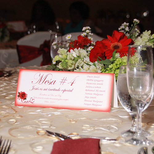 Ivonne celebrando sus 60 años en Crowne Plaza, junto a su familia