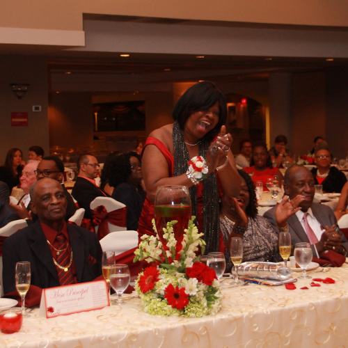 Ivonne celebrando sus 60 años en Crowne Plaza, junto a su familia