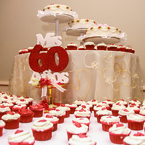 Ivonne celebrando sus 60 años en Crowne Plaza, junto a su familia