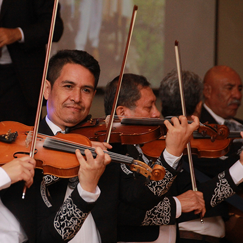 Ivonne celebrando sus 60 años en Crowne Plaza, junto a su familia