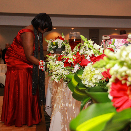 Ivonne celebrando sus 60 años en Crowne Plaza, junto a su familia