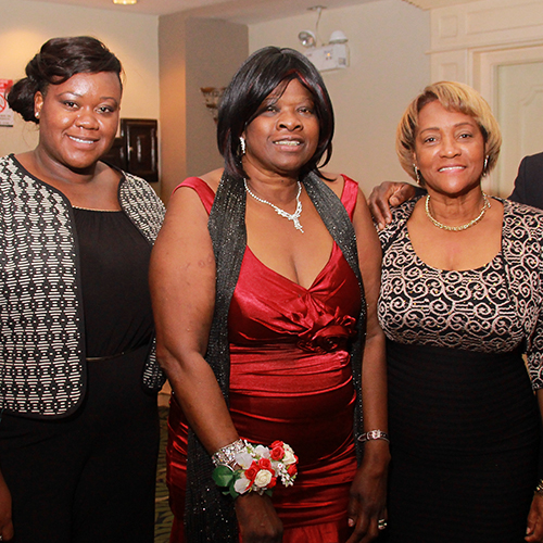 Ivonne celebrando sus 60 años en Crowne Plaza, junto a su familia
