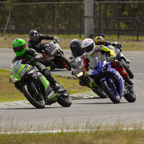 Motociclista en las clasificatorias de La Guácima, Costa Rica